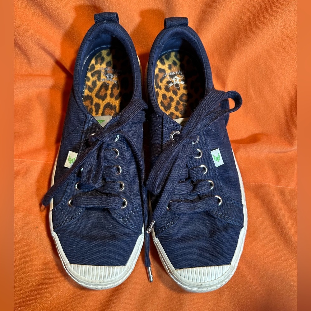 EUC CARIUMA NAVY SNEAKERS WITH MATCHING DARK LACES